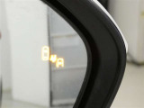 ブラインドスポットモニター装備。隣車線を走る車両を検知。ドアミラーでは確認しにくい後、側方エリアに存在する車両や急接近してくる車両も検知しドアミラーに搭載されたLEDインジケーターが点灯します。