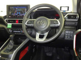 運転席まわりです。 各操作スイッチは使いやすい位置に配置されてます。