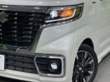 【LEDヘッドライト】悪天候や夜間走行時も良好な視界を確保し安心して運転できる高輝度LEDヘッドライトを装備!点灯速度が早く、消費電力も抑えられています。