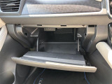 【グローブボックス】大容量のグローブボックスです!!車検証ケース他、日頃使う小物類の収納スペースもたくさんあります!