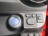 スマートキー携帯していれば、キーを取り出すことなくドアハンドルを軽く握るだけでドアを解錠、ドアハンドルのセンサーに触れるだけでドアを施錠します。エンジン始動やハイブリッドシステム起動も押すだけです!