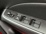 【電動格納ミラー】サイドミラーは電動格納式となっており、狭い駐車場でもキズがつくリスクを抑えられます。