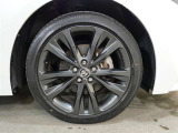 タイヤサイズは215/45R17になります。