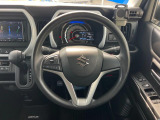 インテリアに合わせたデザインのステアリングは、運転される方のことも考え、運転しやすい形状、大きさです。是非一度、実際に触ってお確かめください。