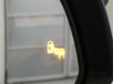 ブラインドスポットモニター装備。隣車線を走る車両を検知。ドアミラーでは確認しにくい後、側方エリアに存在する車両や急接近してくる車両も検知しドアミラーに搭載されたLEDインジケーターが点灯します。