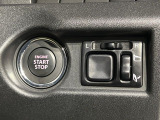 【電動格納ミラー】サイドミラーは電動格納式となっており、狭い駐車場でもキズがつくリスクを抑えられます。