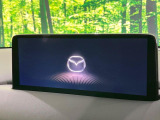 【12.3インチマツダコネクト】車内の雰囲気にマッチした大型ディスプレイ。スマホ接続でのナビ使用やBluetooth再生等、様々な機能が楽しめます。直感的なダイヤル操作が可能で、使い勝手も良好です。