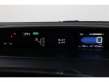 視線移動が少なく疲れにくいセンターメーター!ハイブリッドシステムインジケーターをはじめとしたお車の状態の情報を確認できます。