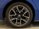 BMWの純正アロイホイールは軽量かつ強度にも優れているホイールで走行性能を引き上げる設計になっております。足元にもBMWは妥協がなくこだわっている個所になります。