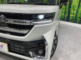 【LEDヘッドライト】悪天候や夜間走行時も良好な視界を確保し安心して運転できる高輝度LEDヘッドライトを装備!点灯速度が早く、消費電力も抑えられています。
