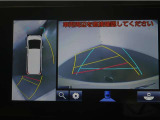 パノラミックビューモニター付きです。車両を上から見た様な映像を画面に表示。運転席からの目視だけでは見にくい、車両周辺の状況をリアルタイムでしっかり確認出来ます。