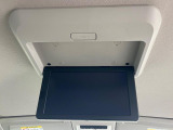 【後席モニター】家族や友人とお出かけする機会が多い方に大人気の後席モニターを装備!見やすい位置に画面がありテレビやDVDの視聴も快適!友達もお子様も、後席にしか乗らなくなるかも??