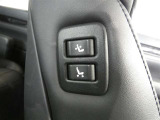 助手席もパワーシート付です。運転席からは、助手席肩口パワーシートスイッチで助手席シートの操作が手軽にできます。