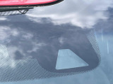 【ホンダセンシング】走行中に前方の車両等を認識し、衝突しそうな時は警報とブレーキで衝突回避と被害軽減をアシスト。より安全にドライブをお楽しみいただけます。