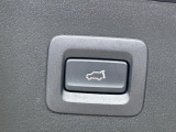 【パワーバックドア】スマートキーや運転席のボタンを押すだけでリアゲートが自動で開閉します!荷物を持っている時や、高い位置にあるバックドアを閉める際に便利な機能です♪