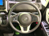 インテリアに合わせたデザインのステアリングは、運転される方のことも考え、運転しやすい形状、大きさです。是非一度、実際に触ってお確かめください。