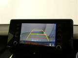 バックガイドモニター付き。車両後方の映像をナビ画面に表示し、駐車などの後退操作をサポートします。
