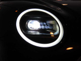 LEDオートヘッドライトを搭載しております。前方を非常に明るく照らす事ができ夜間走行時に重宝します。