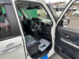 【運転席】座り心地が良いシートなので長時間の運転でも快適にお過ごしいただけます。新品のフロアマットのご注文も可能です。掲載箇所以外にご希望の写真がございましたらお気軽にお問い合わせ下さい。