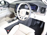 適度な包まれ感がありながらも見晴らしの良いインテリア 大型センターディスプレイは運転席側に向けられており、操作感や視認性も良好です