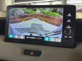 【バックカメラ】駐車時に後方がリアルタイム映像で確認できます。大型商業施設や立体駐車場での駐車時や、夜間のバック時に大活躍!運転スキルに関わらず、今や必須となった装備のひとつです!