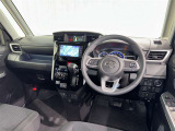 運転席まわりです。 各操作スイッチは使いやすい位置に配置されてます。
