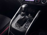 中古車選びで意外と見落としがちなポイントが、シフトレバー周辺の状態です。今回掲載している画像では、操作部分の使用感をはじめ、パネルの傷や擦れ、ボタン類の動作跡など、確認していただけます。