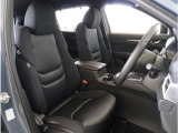 【清潔感のある運転席&助手席】隅々までクリーニングの行き届いた運転席&助手席。目立ったシミや汚れ等もございません。快適なドライブをどうぞ。