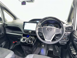 運転席まわりです。 各操作スイッチは使いやすい位置に配置されてます。