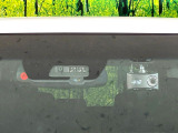 【三菱e-Assist】走行中に前方の車両等を認識し、衝突しそうな時は警報とブレーキで衝突回避と被害軽減をアシスト。より安全にドライブをお楽しみいただけます。