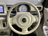 インテリアに合わせたデザインのステアリングは、運転される方のことも考え、運転しやすい形状、大きさです。是非一度、実際に触ってお確かめください。