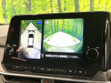 【アラウンドビューモニター】専用のカメラにより、上から見下ろしたような視点で360度クルマの周囲を確認することができます☆死角部分も確認しやすく、狭い場所での切り返しや駐車もスムーズに行えます。