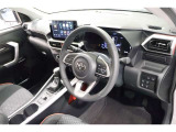 運転席から見たインパネ周りです。シートからはメーターはもちろん、広く周りを見渡せるフロントウィンド&インパネはリラックスして運転に集中することが出来ます!