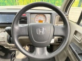 インテリアに合わせたデザインのステアリングは、運転される方のことも考え、運転しやすい形状、大きさです。是非一度、実際に触ってお確かめください。