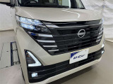 LEDヘッドライトです。デザイン性がよくとても明るいので、夜間の走行や悪天候でも安心です。しかも長寿命!