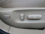 運転席にはパワーシートが付いております。パワーシートは指先1つで操作出来るためチカラの弱い女性の方でもシートに座ったまま操作出来ます♪