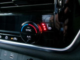 運転席、助手席側。シートヒーターあり。
