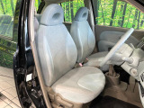 運転席まわりには十分なスペースがあり、大柄な方でもゆったり運転していただける環境です。