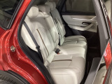 後席もゆったりとくつろげるスペースを確保し、万が一の前面衝突時には後席乗員の下半身がシートから滑り落ちることを抑制する構造になってます。
