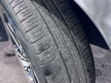 ホイールの状態やタイヤ溝の残り具合は、安全性や維持費にも関わる重要なポイントです。写真にて現状をご確認いただけますが、気になる点や詳細については、お気軽にお問い合わせください。