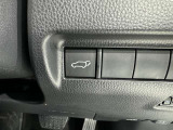 電動式バックドアです。 荷物を持ったままでもボタン一つで自動的に開け閉めできるので便利ですよ。 挟み込み防止機能も付いていますのでお子様の手や荷物を挟み込むのを防いでくれますよ。
