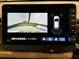 リバースギアに入れるだけで後方の表示へ切り替わります。夜間や雨の日の駐車も楽になりますよ。