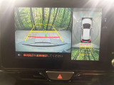 【パノラミックビューモニター】専用のカメラにより、上から見下ろしたような視点で360度クルマの周囲を確認することができます☆死角部分も確認しやすく、狭い場所での切り返しや駐車もスムーズに行えます。