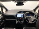 シンプルながら機能性あふれる運転席廻りです。視界性もよく、運転しやすいですよ。