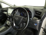 ドライバーを包み込むようなデザイン。運転していて安心感、高級感を感じられるコックピットです。