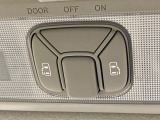 【両側スライドドア】駐車場で隣の車との間隔が狭く乗りにくい時、スライドドアなら安心!ドアオープン時も幅を取らず、開口部が広いので乗り降りがとっても簡単です。大きな荷物の出し入れも後席から可能♪