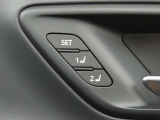 運転席は二人分のシートポジションを記憶します。
