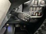 クルーズコントロール機能が付いています。 速度を設定するとアクセルを踏まなくても一定の速度で走ることができます。  高速道路ではとても便利な装置なんです。