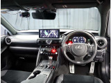 デザインもよく、居心地のよい運転席ですね。分かりやすいスイッチ類ですから操作もしやすく運転をサポートします。