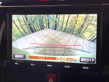 【バックカメラ】駐車時に後方がリアルタイム映像で確認できます。大型商業施設や立体駐車場での駐車時や、夜間のバック時に大活躍!運転スキルに関わらず、今や必須となった装備のひとつです!